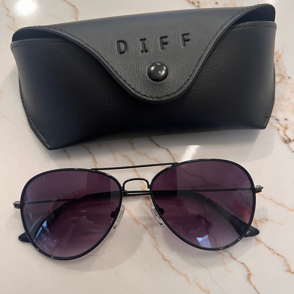Diff Eyewear Black Aviator Sunglasses (gradient lense)